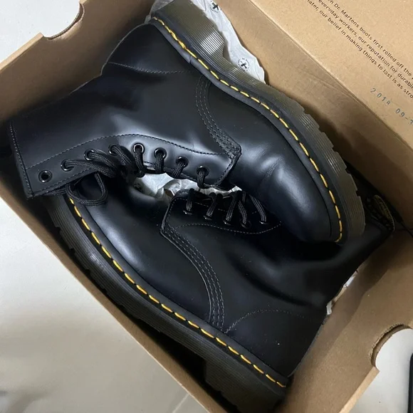 Women’s Dr. Marten smooth black 1460 boots size 7 - Picture 1 of 5